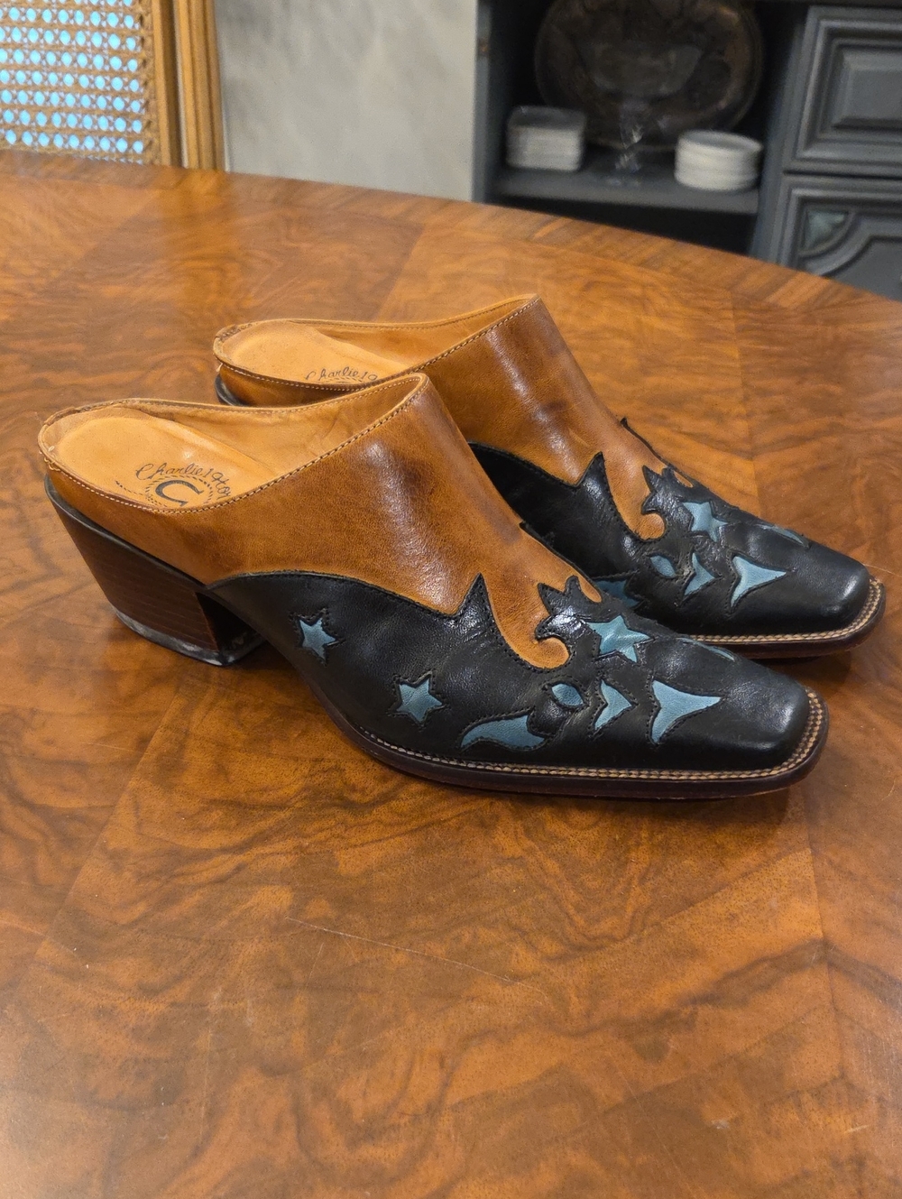 Two-Tone Leather Star Inlay Mule — Black & Tan